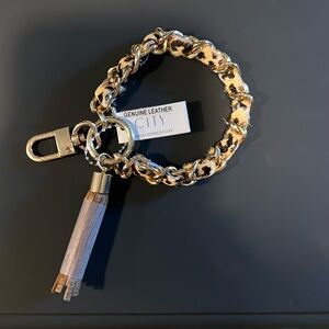 City bracelet/key holder with genuine leather
